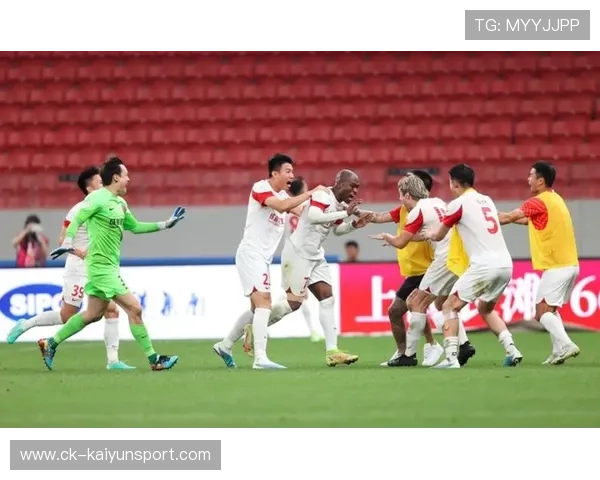 成都蓉城主场挑战领头羊，比赛踢得风生水起